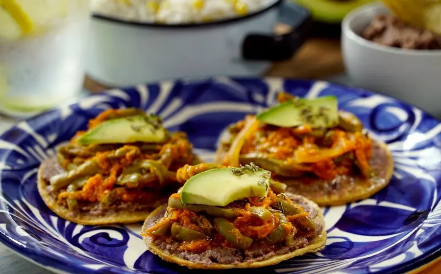 tostadas_de_tinga_de_nopales