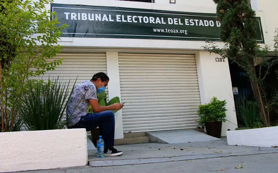 chico-sentado-frente-al-tribunal 