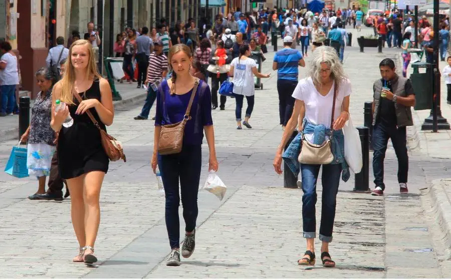 turistas-caminando-por-calles-de-oaxaca