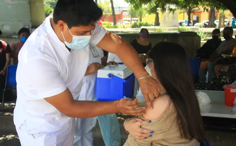 personal-medico-vacunando