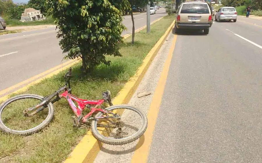 bici-roja-tirada 