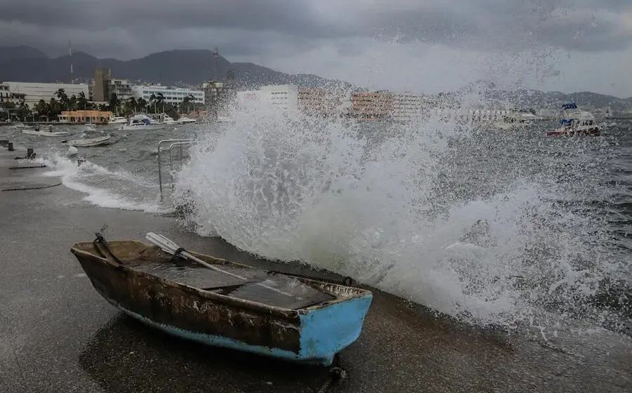 lancha_golpeada_por_el_mar