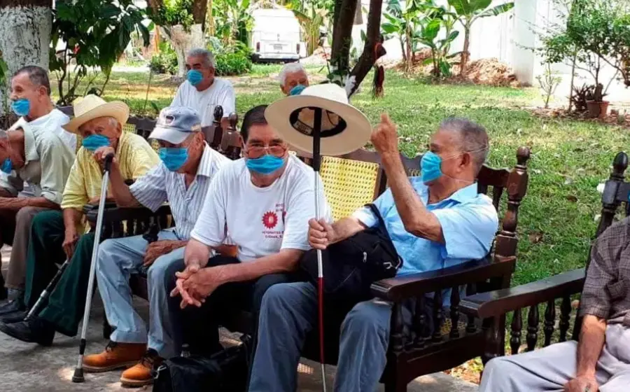 adultos-mayores-usando-cubrebocas 
