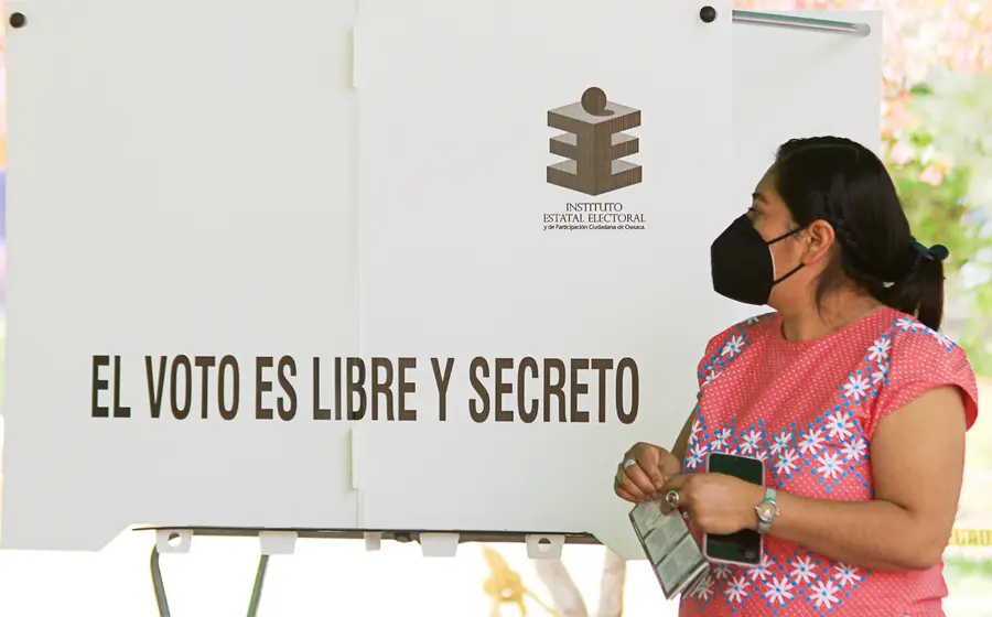 persona_junto_a_casilla_electoral