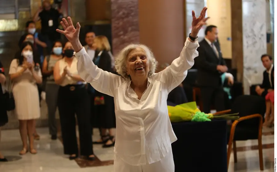 elenita-festejando-feliz