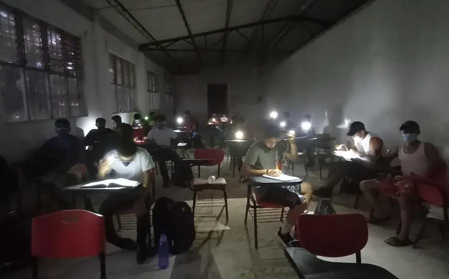 alumnos_estudian_a_oscuras