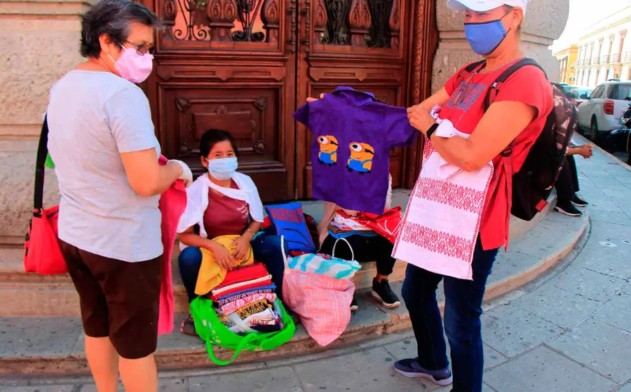 mujer-vendiendo-ropa 