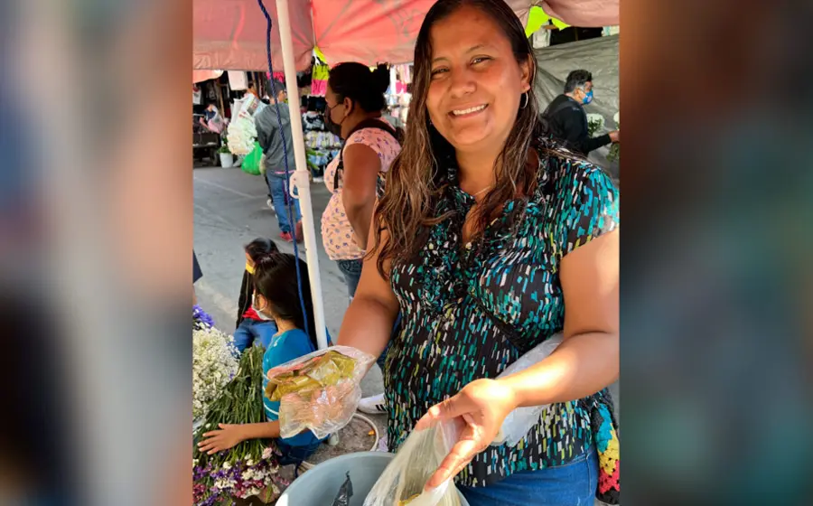 mujer-vendiendo-tamales