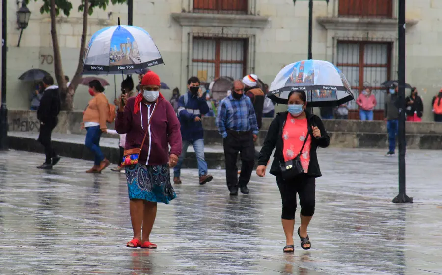 gente-con-sombrillas 