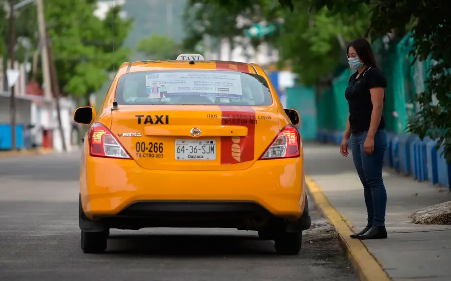 mujer-tomando-taxi 
