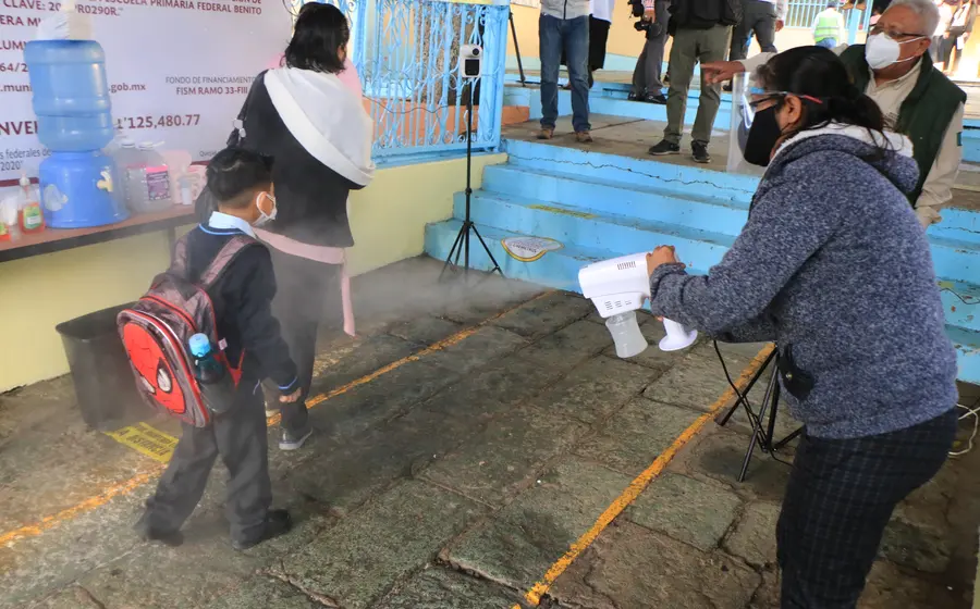 niño_llegando_a_la_escuela