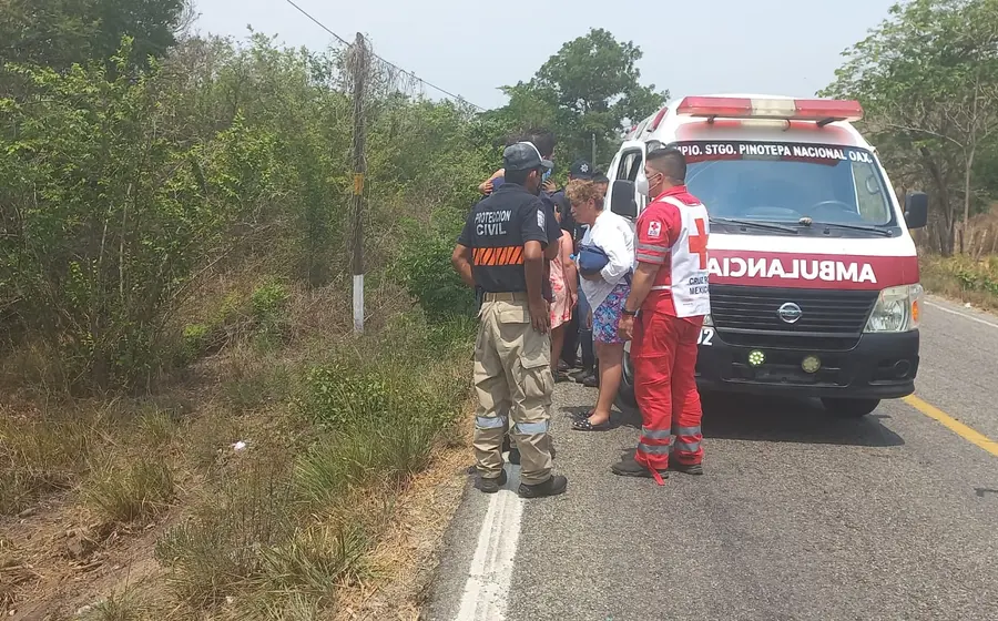 Paramédicos de Cruz Roja auxiliaron a los lesionados.