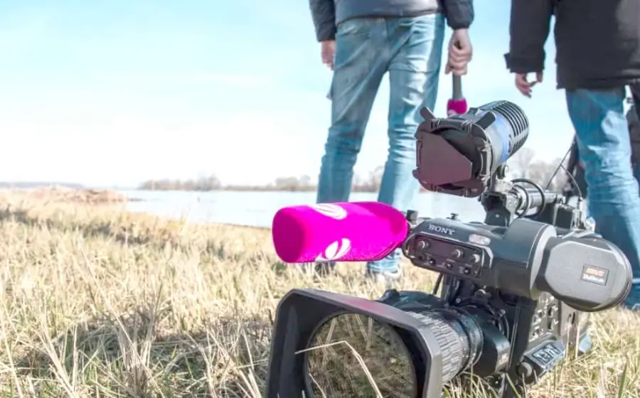 camara_de_video_sobre_el_pasto