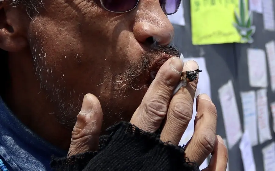 persona_fumando_marihuana