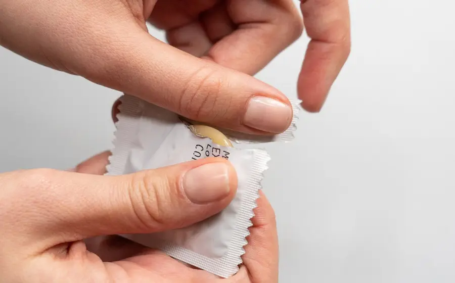 manos_sosteniendo_preservativo