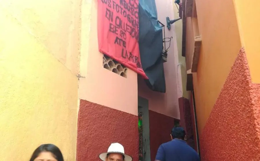 protesta_contra_fotografos_en_callejon_del_beso