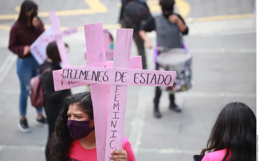 mujer-con-cruces 