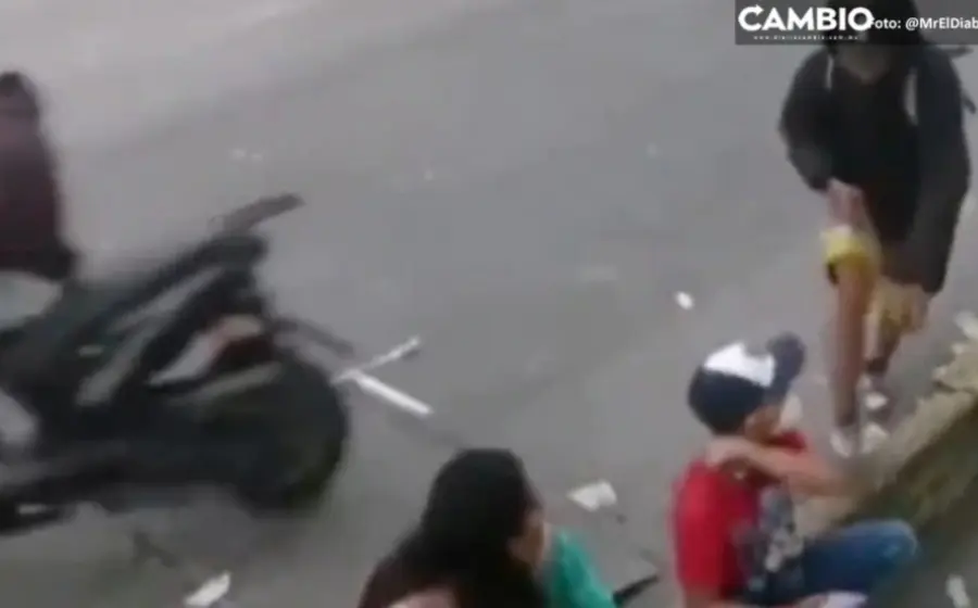 Despojan a niño de su teléfono celular, frente a la impotencia de su madre.