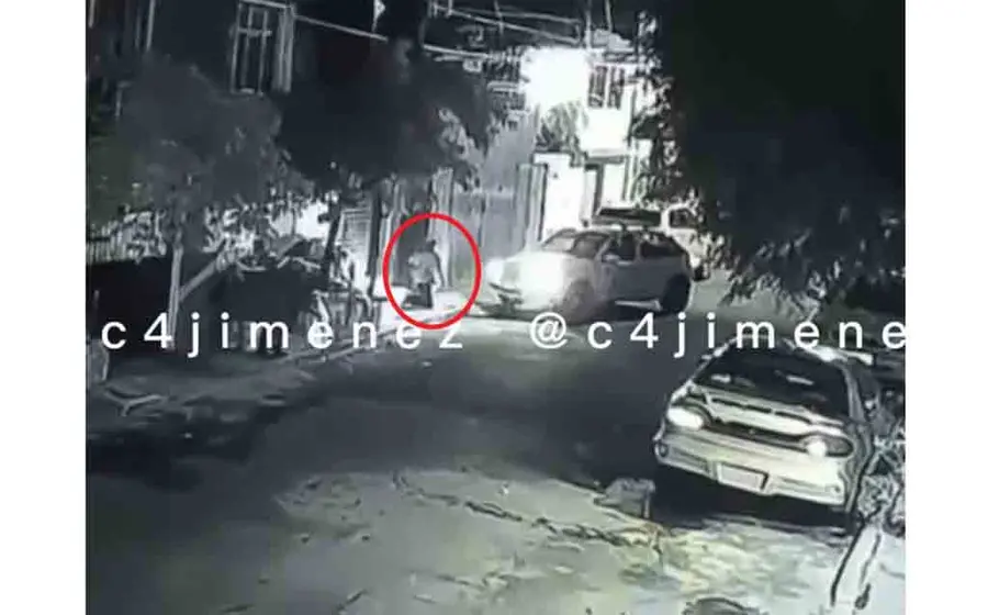 En el video puede verse cómo la mujer es lanzada varios metros adelante por un auto.