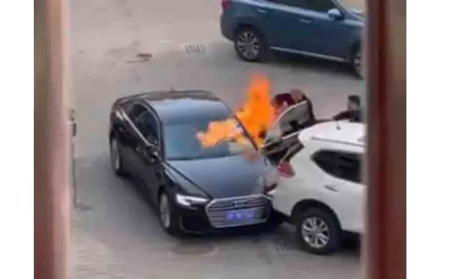 Los hechos inician cuando un auto negro choca contra un coche blanco y comienza una discusión que termina en tragedia.