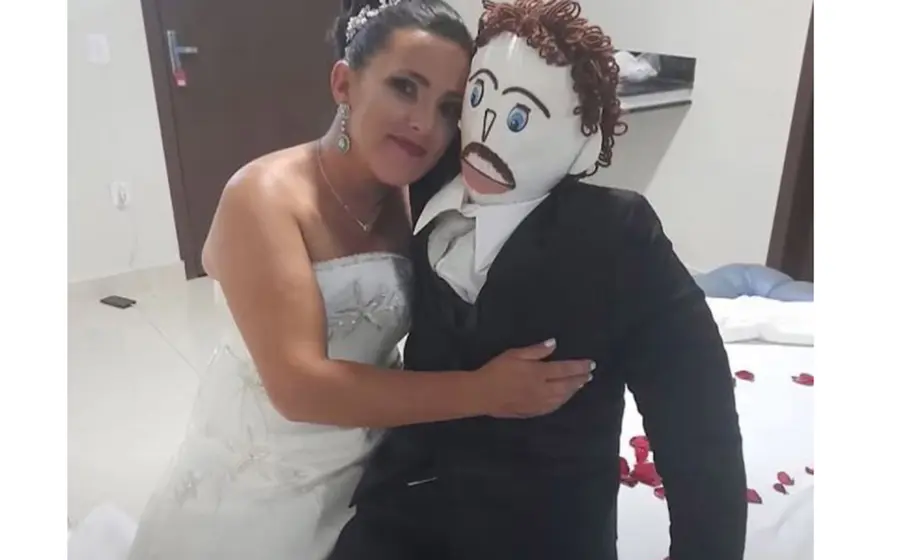 Meirevone Rocha es una joven carioca que hace un año se compró un muñeco para practicar sus clases de baile, sin sospechar que le daría un uso diferente.