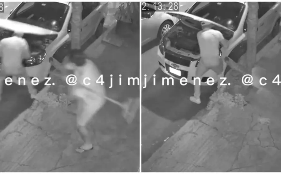 Las imágenes dejan ver que el sujeto logra abrir el cofre del auto para, de inmediato, intentar retirar la computadora; sin embargo, la alarma comienza a sonar.