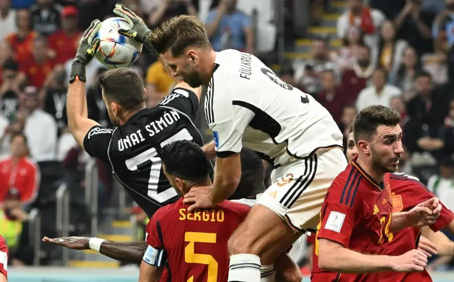 España lidera el grupo con cuatro puntos, seguido de Japón y Costa Rica con tres, en el fondo está Alemania, con un punto, quien deberá vencer a los ticos y esperar que los españoles derroten a los nipones para avanzar.