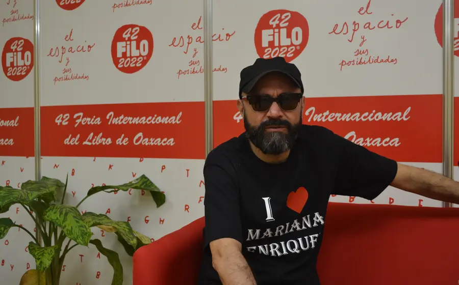 El narrador mexicano Bernardo Esquinca  durante su visita en la 42 edición de la Feria Internacional del Libro de Oaxaca 2022.
