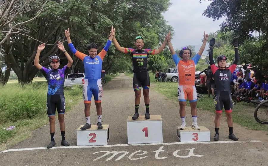 Podio en la categoría libre varonil, en la carrera ciclista de Día de Muertos.