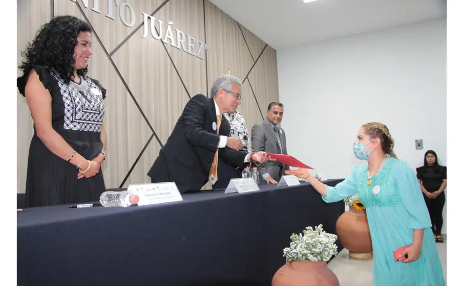 En la ceremonia se entregaron de manera simbólica reconocimientos a los 63 participantes.