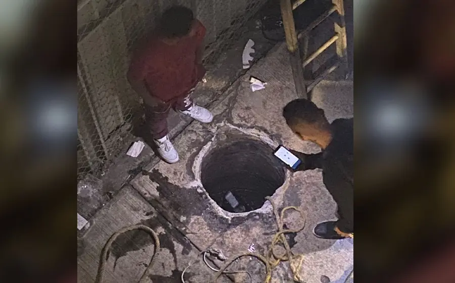 Uno de los motivos por los que las mujeres no se habrían percatado de la alcantarilla abierta es porque la zona carece de iluminación adecuada.