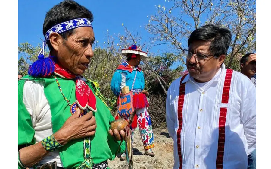 Adelfo Regino (derecho) señaló que este gobierno demuestra con hechos y con la voluntad del Presidente que trabaja para el pueblo.