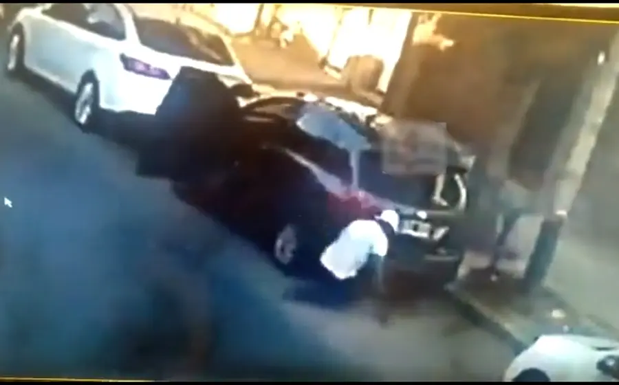Tras un breve diálogo entre el asaltante y el automovilista, el segundo abre la puerta de su auto y dispara al pecho del ladrón.