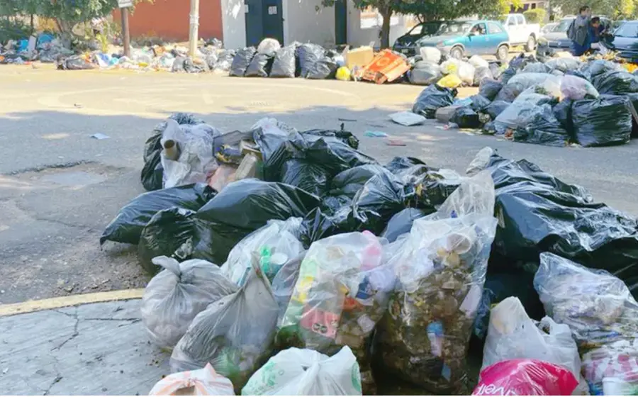 El municipio de Oaxaca de Juárez y 20 municipios de la zona metropolitana afrontan una crisis por la basura, tras el cierre del relleno sanitario que ocuparon durante más de 40 años.