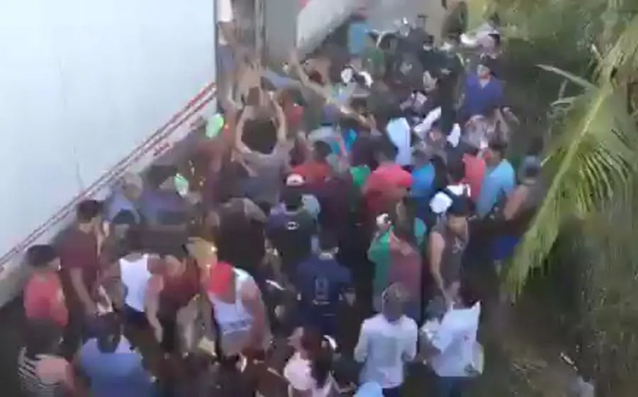 Los pobladores se organizaron, ya que mientras algunos se subieron al tráiler para sacar el producto, los demás pasaron los contenedores con las cervezas en una fila.