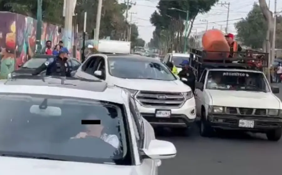 El conductor de una camioneta blanca hizo caso omiso a las indicaciones de ingreso que le hicieron los oficiales y lanzó su vehículo hacia uno de los policías y a otra persona. 