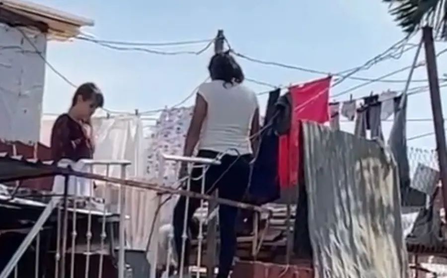 En las imágenes se aprecia que la madre grita e insulta a la pequeña.