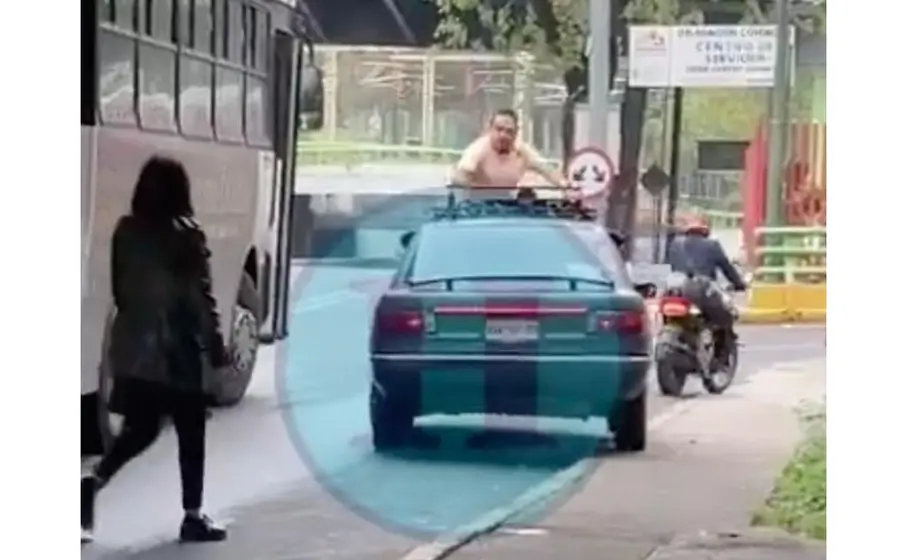 El taxista se aferró al toldo del Tsuru para impedir que el conductor huyera. 