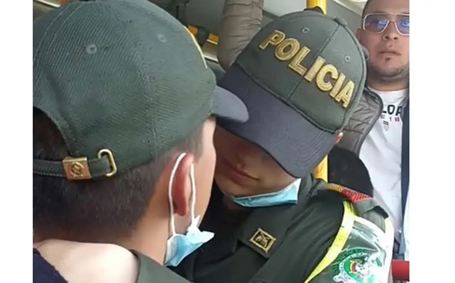 La mujer policía parece estar sentada sobre las piernas de su compañero de trabajo y novio.
