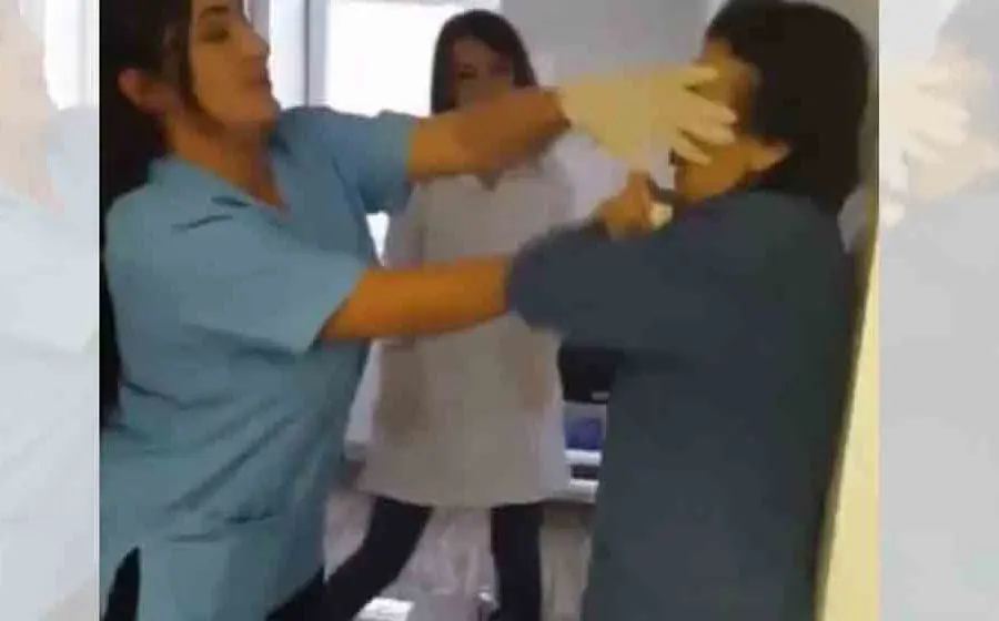 En las imágenes se puede ver a la trabajadora que sostiene de las manos a la mujer enferma y le da varias bofetadas y manotazos.