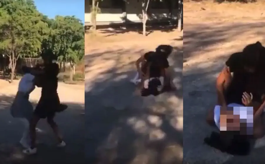 Dos alumnas de secundaria son alentadas por sus compañeros para pelear en el patio de un plantel educativo.