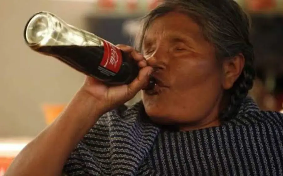 Cada año al menos el 50% de las muertes de los mexicanos están relacionadas con niveles altos de azúcar en la sangre, alta presión sanguínea y obesidad, padecimientos que a su vez tienen qué ver con la adicción a las bebidas gaseosas. 