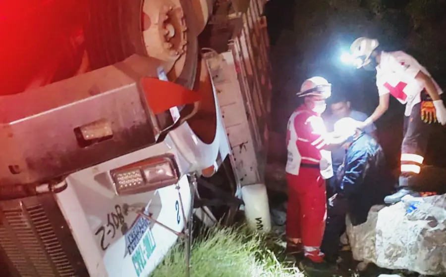 camion_vuelca_en_el_istmo