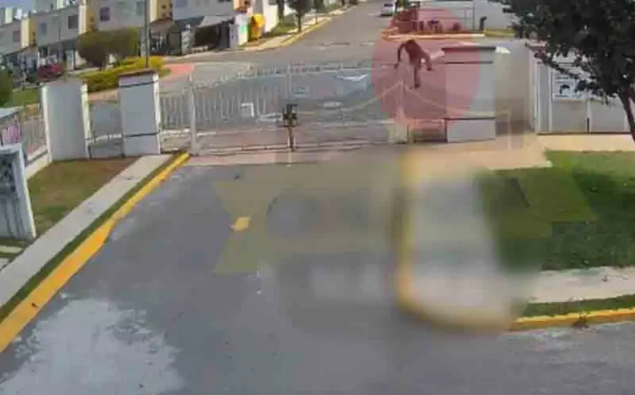 Testigos refieren que el sujeto puso un desarmador en el cuello del niño para someterlo.