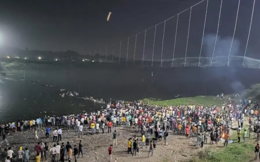 El puente colgante de Morbi, sobre el río Machchhu, era una estructura histórica que fue restaurada y reabierta al público hace solo cuatro días.