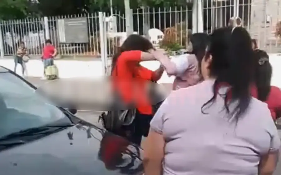 Amante y esposa se agarran a golpes por el amor de un recluso.