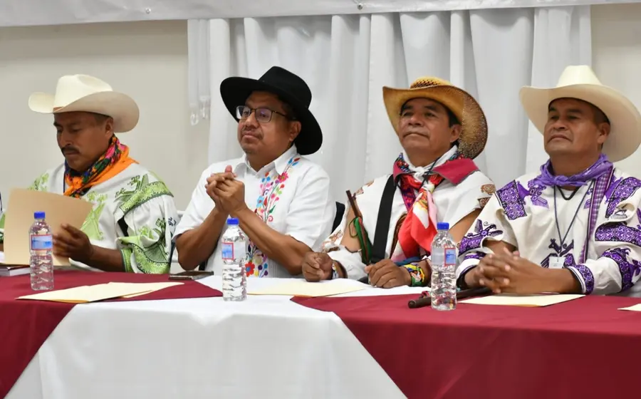 Adelfo Regino refirió que durante la pasada visita del Presidente a la sierra del Gran Nayar, autoridades tradicionales entregaron el plan de justicia con los temas de lugares sagrados y cultura e identidad, entre otros puntos.