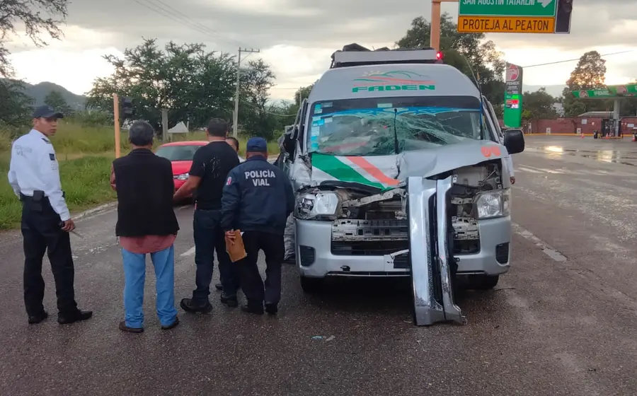 accidente_entre_urvan_y_volteo