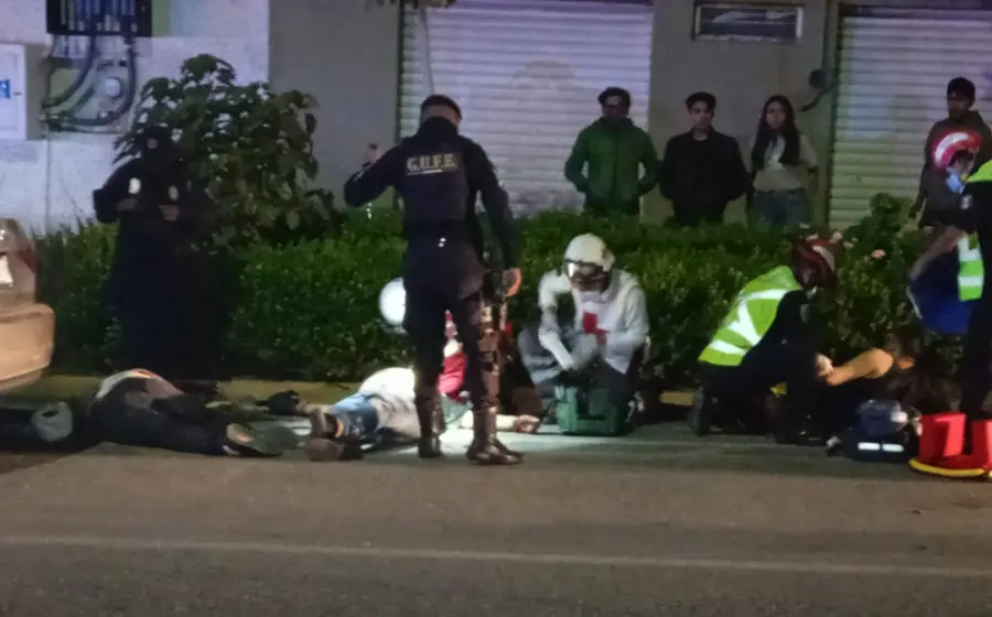 policia-calle-noche-personas