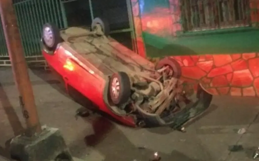auto-rojo-volcado